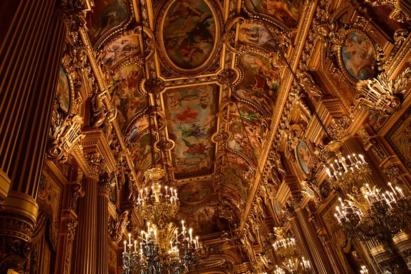 París; Francia - 4 de agosto de 2018: Gran Foyer de la Ópera de Par —  Fotos de Stock