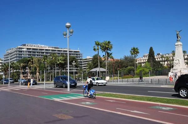 Niza, Francia - 19 de abril de 2016: pintoresco centro de la ciudad — Foto de Stock