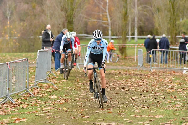 Verneuil sur Seine, França - 2 de dezembro de 2018: ciclo cross — Fotografia de Stock