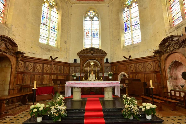 Ecouis, France - 19 juin 2018 : pittoresque église collégiale — Photo