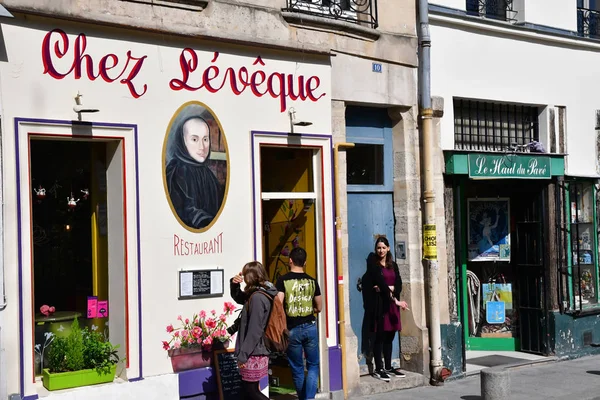 Paris; Fransa - 2 Nisan 2017: Saint Julien le Pauvre Caddesi — Stok fotoğraf