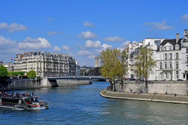 Paris; França - 2 de abril de 2017: Ile Saint Louis — Fotografia de Stock