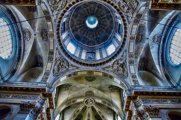 Париж; Франція - 2 квітня 2017 року: Церква Святого Павла Сен-Луї — стокове фото