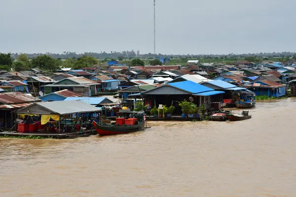 Kampong Chhnang; Reino de Camboya - 22 de agosto de 2018: flotante — Foto de Stock