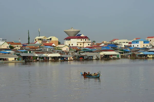 金边;柬埔寨王国-2018年8月21日: 河边 — 图库照片