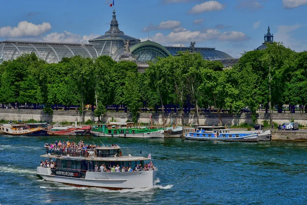 Paris; France - april 2 2017 : touristy boat — Stock Photo, Image