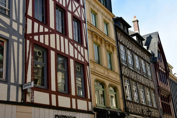 Rouen, Francia - 9 de septiembre de 2018: casa en la ciudad histórica —  Fotos de Stock