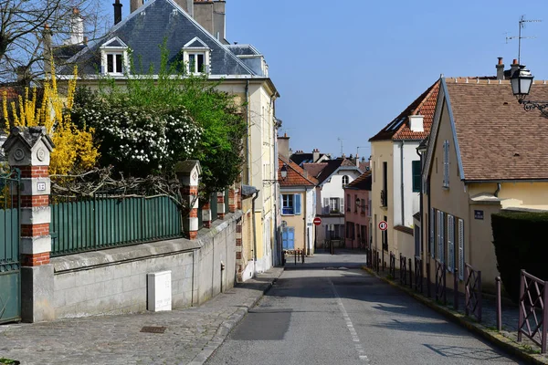 Marly le Roi; Francia - 26 de marzo de 2017: antiguo pueblo en primavera — Foto de Stock