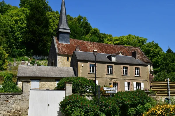 Aveny; Francia - 27 de junio de 2018: pintoresco pueblo —  Fotos de Stock