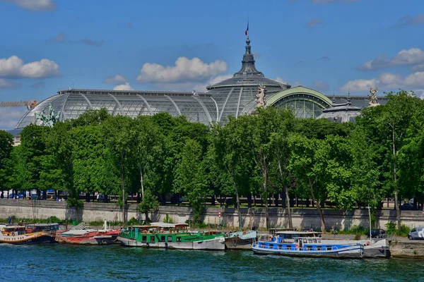 Paris; Frankrike - april 2 2017: turistiga båt — Stockfoto