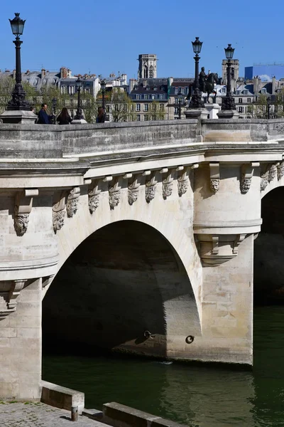 Paris; France - april 2 2017 : Pont Neuf — Stock Photo, Image