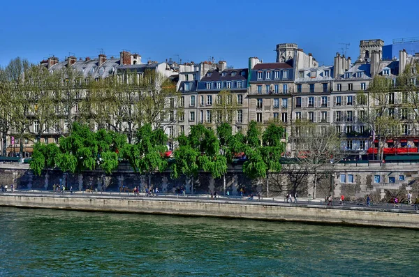 Parijs; Frankrijk - april 2 2017: Seine rivier gezien vanaf de Pont Ne — Stockfoto