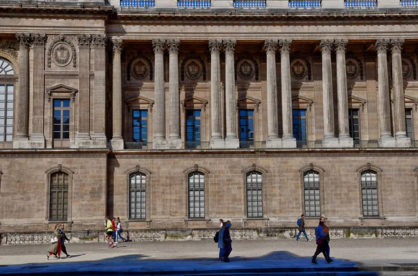 París; Francia - 2 de abril de 2017: Perrault Colonnade del Louvre — Foto de Stock