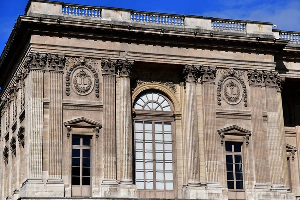 Parijs; Frankrijk - april 2 2017: Perrault Colonnade van het Louvre — Stockfoto