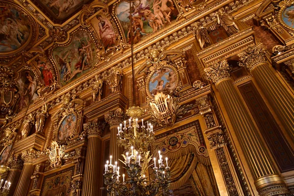 Parijs; Frankrijk - augustus 4 2018: Grand Foyer van de Opera de Par — Stockfoto