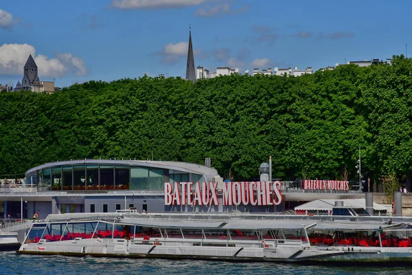 Paris; Fransa - 2 Nisan 2017: Alma bridge yakınındaki turistik tekne — Stok fotoğraf