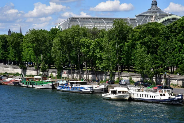 Parigi; Francia - 2 aprile 2017: barca turistica — Foto Stock