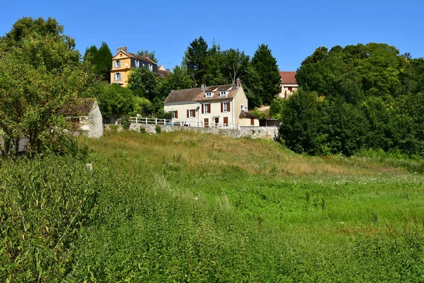 Montgeroult, Frankrike - augusti 6 2018: pittoreska byn i summan — Stockfoto