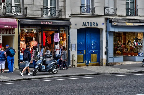 Paris; France - april 2 2017 : Le Marais district — Stock Photo, Image