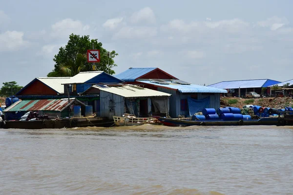 Siem Reap; Reino de Camboya - 23 de agosto de 2018: vista al río — Foto de Stock