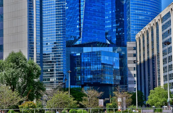 La Defense; Frankrijk - mei 25 2017: La Defense district — Stockfoto