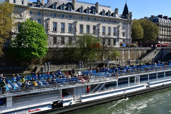Paris; France - april 2 2017 : seine river seen from the Quai de — Stock Photo, Image