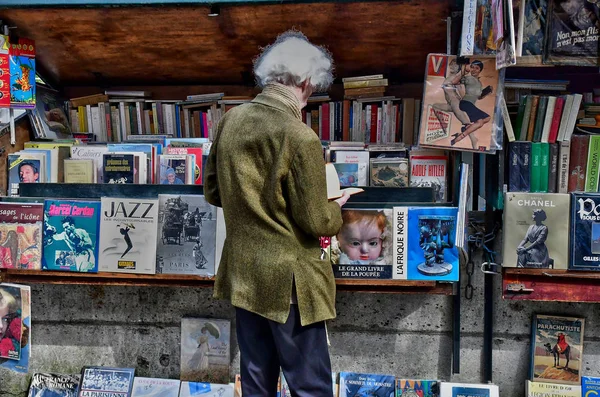 Paris; France - april 2 2017 : book selle — Stock Photo, Image
