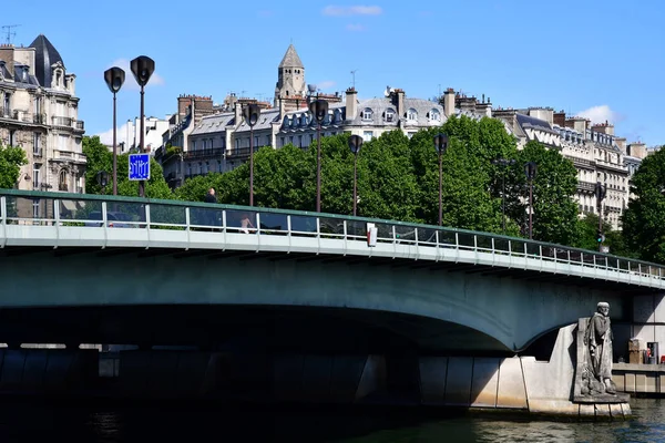 Parijs; Frankrijk - april 2 2017: Alma brug — Stockfoto