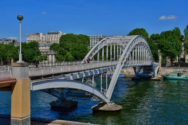 巴黎;法国-2017年5月5日: 德比利脚桥 — 图库照片