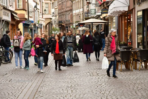 Estrasburgo; Francia - 3 de marzo de 2017: pintoresco centro de la ciudad — Foto de Stock