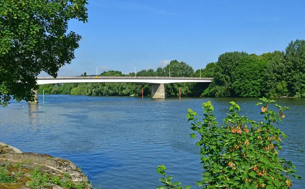 Les Mureaux；France - May 8 2018：Seine River — 图库照片