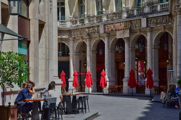 Paryż; Francja - 2 kwietnia 2017 r.: rue Edouard 7 — Zdjęcie stockowe