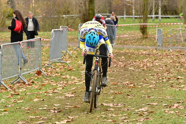 Verneuil sur Seine, Francia - 2 dicembre 2018: ciclo cross — Foto Stock