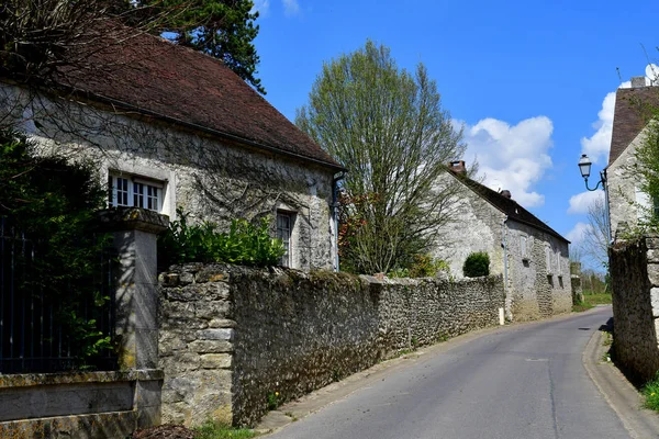 Cherence, France - april 3 2017 : picturesque village in spring — Stock Photo, Image