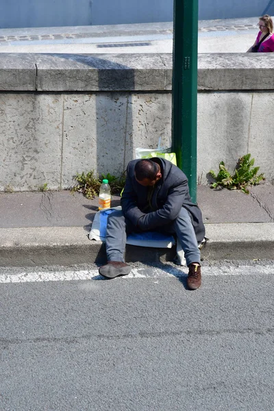 Paryż; Francja - 2 kwietnia 2017 r.: bezdomnego — Zdjęcie stockowe