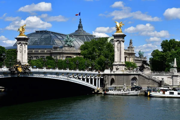 Paris; França - 2 de abril de 2017: a ponte Alexandre 3 — Fotografia de Stock