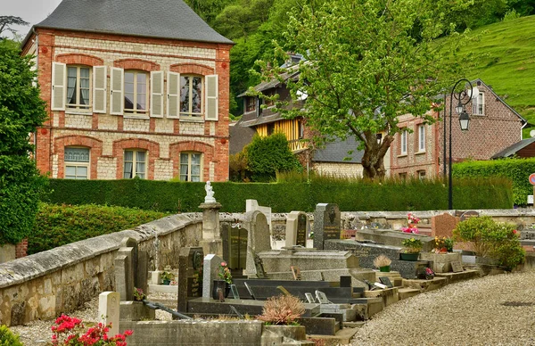 Villequier; France - may 11 2017 : picturesque village in spring — Stock Photo, Image