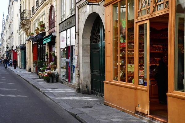 París; Francia - 2 de abril de 2017: Ile Saint Louis — Foto de Stock