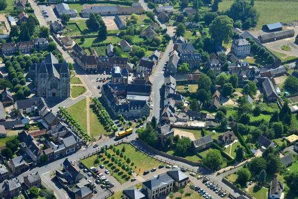 Ecouis, Frankreich - 7. Juli 2017: Luftbild des Dorfes — Stockfoto