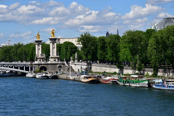 Parigi; Francia - 2 aprile 2017: barca turistica — Foto Stock