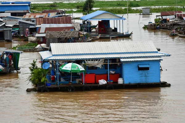 Kampong Chhnang; Reino de Camboya - 22 de agosto de 2018: flotante — Foto de Stock