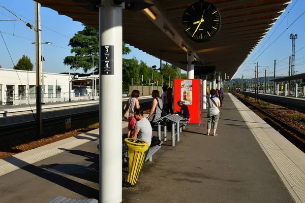 Verneuil sur Seine ; France - 28 juillet 2018 : gare platfo — Photo