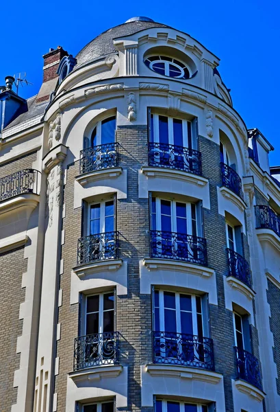 París; Francia - 21 de mayo de 2017: edificios cerca del quai branly —  Fotos de Stock