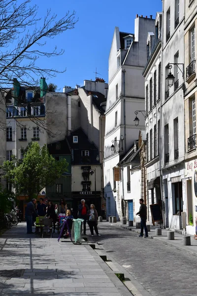 París; Francia - 2 de abril de 2017: calle Saint Julien le Pauvre — Foto de Stock