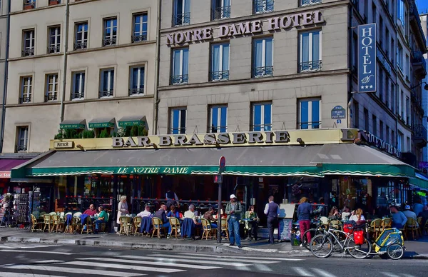 París; Francia - 2 de abril de 2017: petit pont square — Foto de Stock