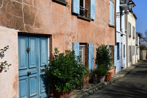 Marly le Roi; Francia - 26 de marzo de 2017: antiguo pueblo en primavera — Foto de Stock