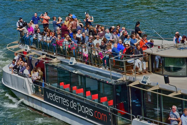 Parijs; Frankrijk - april 2 2017: toeristische boot — Stockfoto