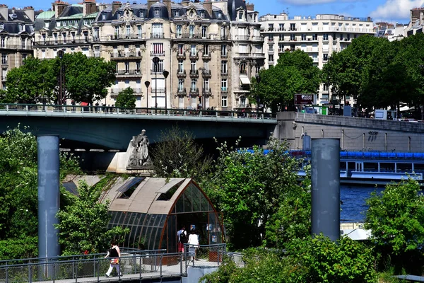 París; Francia - 2 de abril de 2017: barco turístico cerca del puente de Alma —  Fotos de Stock