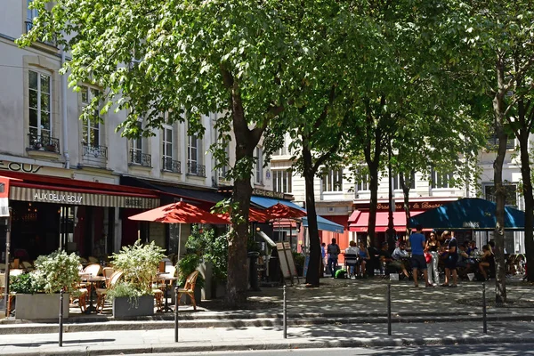 Paris; França - 2 de abril de 2017: rue du Louvre — Fotografia de Stock