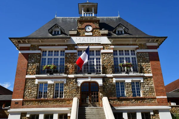 Vernouillet; Francia - 6 de mayo de 2018: pintoresco pueblo — Foto de Stock